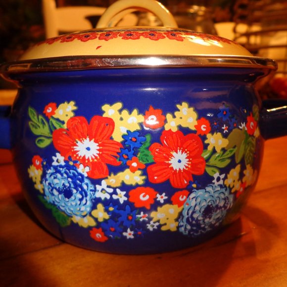 Miniature Enamel Handled Pot & Lid - Picture 1 of 8